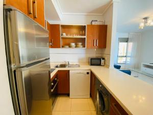 A kitchen or kitchenette at Euromarina Lateral by Alina365