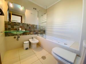 A bathroom at Euromarina Lateral by Alina365