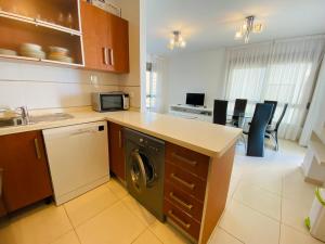A kitchen or kitchenette at Euromarina Lateral by Alina365