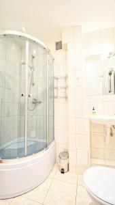 Kúpeľňa v ubytovaní Apartamenty EverySky - 1 go Maja 35A-35B