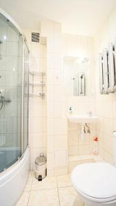 Kúpeľňa v ubytovaní Apartamenty EverySky - 1 go Maja 35A-35B