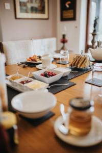 Una mesa de madera con platos de comida encima. en Ferlas Bed and Breakfast, en Penrhyndeudreath 14 fotos más