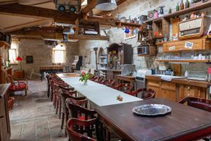 Reštaurácia alebo iné gastronomické zariadenie v ubytovaní Pajta Apartman