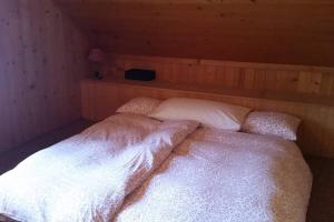Postel nebo postele na pokoji v ubytování Cosy authentic Chalet in Gsteig bei Gstaad