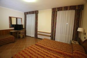 Voodi või voodid majutusasutuse Hotel Paris toas
