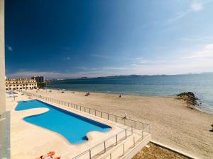 widok na plażę z basenem w obiekcie La Manga Beach Club Frontal by Alina365 w mieście La Manga del Mar Menor