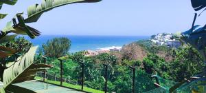 Una vista del océano desde un balcón de un edificio. en Seaside Serenity, en Ballito