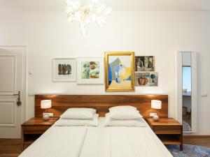 Letto o letti in una camera di Romantik Hotel Jagdhof