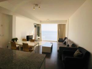 salon z kanapą i stołem w obiekcie La Manga Beach Club Frontal by Alina365 w mieście La Manga del Mar Menor