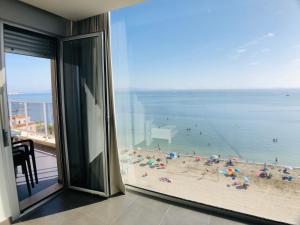 Pokój z widokiem na plażę i ocean w obiekcie La Manga Beach Club Frontal by Alina365 w mieście La Manga del Mar Menor