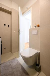 Koupelna v ubytování Charming Charlie Apartment + 37 fotografií