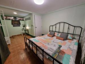 een slaapkamer met een groot bed in een kamer bij Kanlayana Hostel in Ban Bang Toei (1)