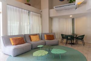 ein Wohnzimmer mit Sofa und Tisch in der Unterkunft Intercity Maceio in Maceió + 31 Fotos
