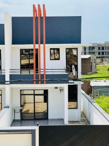 un bâtiment avec une chaise en haut dans l'établissement Dash apartment No 2 - Quartier miroir, à Bujumbura