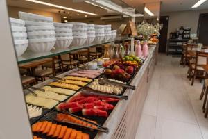 ein Buffet mit vielen verschiedenen Speisen in der Unterkunft Intercity Maceio in Maceió