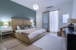 Ένα ή περισσότερα κρεβάτια σε δωμάτιο στο Coastal Charm Vacation Stay