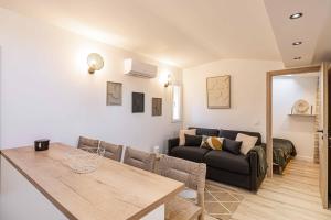 een woonkamer met een bank en een tafel bij MEY T2 - Superbe appartement 4 pers, 50m du vieux port et 2min à pied du palais in Cannes