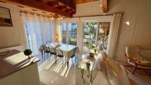 Una cocina y un comedor con mesa y sillas. en Le Joli Cèdre 8pers Le Mont Dore, en Le Mont-Dore 27 fotos más