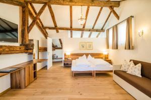 Letto o letti in una camera di Romantik Hotel Jagdhof