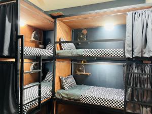 Palanda nebo palandy na pokoji v ubytování Empire Hostel Regalia
