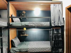 Postel nebo postele na pokoji v ubytování Empire Hostel Regalia