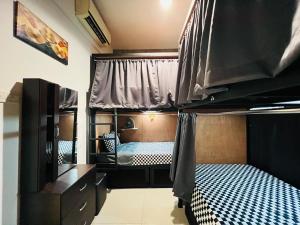 Postel nebo postele na pokoji v ubytování Empire Hostel Regalia