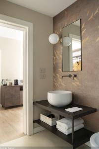 une salle de bain avec un lavabo et un miroir dans l'établissement Della Spiga Suites by Brera Apartments, à Milan