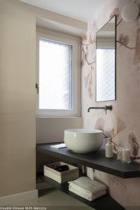 une salle de bain avec un lavabo et un miroir dans l'établissement Della Spiga Suites by Brera Apartments, à Milan 11 autres photos