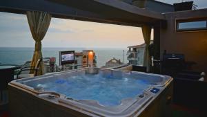 einen Whirlpool auf dem Balkon mit Meerblick in der Unterkunft Hotel Xperience in Jounieh