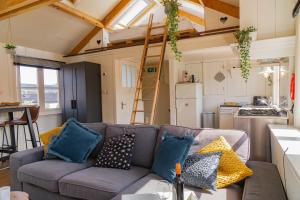 a living room with a couch in a tiny house at Pat's home in Alkmaar