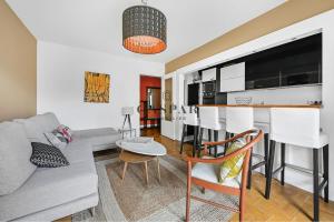 ブローニュ・ビヤンクールにあるGaspar- 2 Rooms with Balcony- Metro Marcel Sembatのソファとテーブルのあるリビングルーム