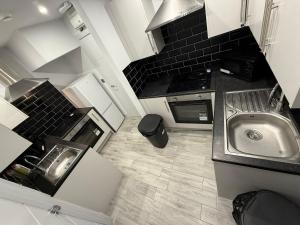 海斯Letzi Premium Cozy Retreat Private En-Suite Rooms, Heathrow Airport的带水槽和炉灶的小厨房