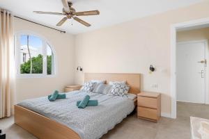 Postel nebo postele na pokoji v ubytování Bungalow Julia Tenerife + 39 fotografií