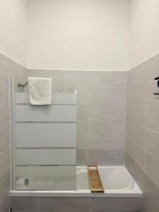 un baño con ducha y bañera en Home sweet home, en Torre Annunziata