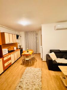 Kuchyň nebo kuchyňský kout v ubytování Home Guest - Apartment 2