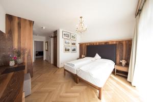 Letto o letti in una camera di Romantik Hotel Jagdhof