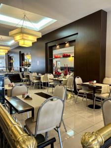 a dining room with tables and chairs in a restaurant at Condado Hotel Casino Goya in Goya
