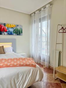 ein Schlafzimmer mit einem Bett und einem großen Fenster in der Unterkunft CÓMODO alojamiento en Alba de Tormes in Alba de Tormes + 15 Fotos