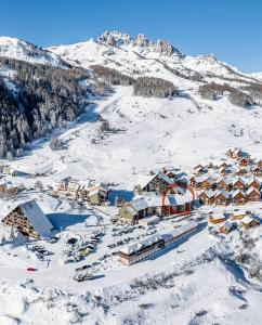 an aerial view of a ski resort in the snow at Appartement pieds des pistes in Réallon