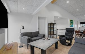 una sala de estar con un sofá y una mesa en Beautiful Home In Ulfborg With Sauna, en Ulfborg