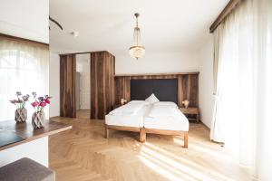 Letto o letti in una camera di Romantik Hotel Jagdhof