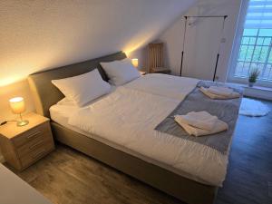 Postel nebo postele na pokoji v ubytování Ferienhaus am Heeder See