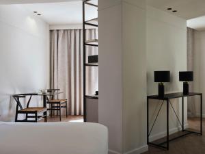 Una cama o camas en una habitación de Doryssa Lithos Hotel