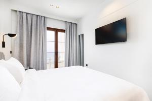 Una televisión o centro de entretenimiento en Doryssa Lithos Hotel