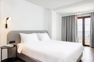 Una cama o camas en una habitación de Doryssa Lithos Hotel
