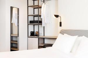 Una cama o camas en una habitación de Doryssa Lithos Hotel