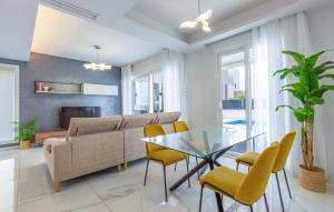 Khu vực ghế ngồi tại Beautiful Home In Torrevieja With Wifi