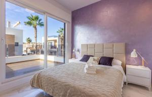 Giường trong phòng chung tại Beautiful Home In Torrevieja With Wifi +20 ảnh
