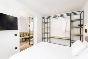 Una cama o camas en una habitación de Doryssa Lithos Hotel