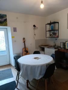 Fotografie z fotogalerie ubytování Chez Nathalie, à l'Ancienne Ecole! v destinaci La Serre